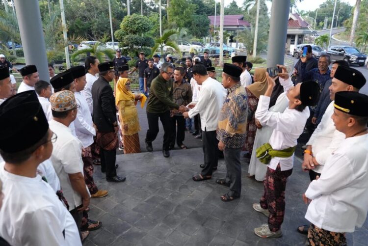 Ardiansyah-Mahyunadi Tiba di Kutai Timur, Disambut Adat Tepong Tawar