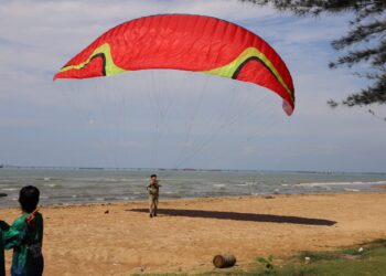Kutim Terbang Mengangkasa Bersama Festival Paralayang Sekerat