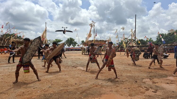 Gerak dan Irama Leluhur Kayan Menggema di Festival UFAH 2025