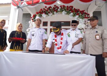 Bupati Kutim Lantik Anggota BPD dan Resmikan Fasilitas Baru di Benua Baru