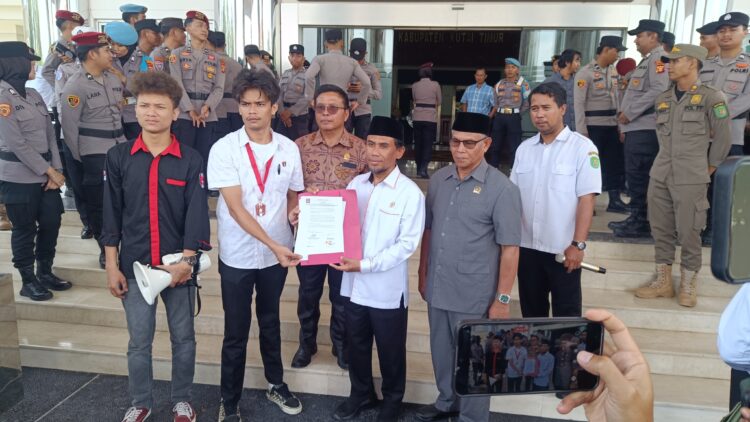 Aksi di DPRD, GMNI Kutim Desak Perbaikan Jalan hingga Aturan Supeltas