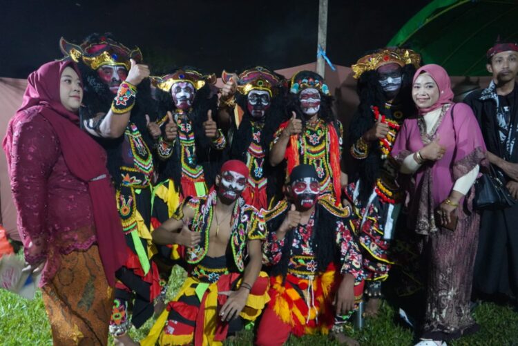 Pentas Topeng Ireng Pemuda Rimba Hidupkan Budaya Warga Kaliorang
