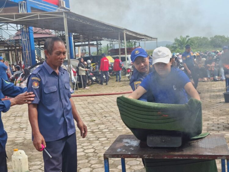 Damkarmat Kutim Ajarkan Orangtua Cara Hadapi Kebocoran Gas