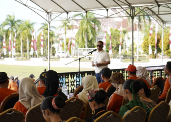 Mahyunadi Larang Sekolah Wajibkan Siswa Beli Seragam di Koperasi