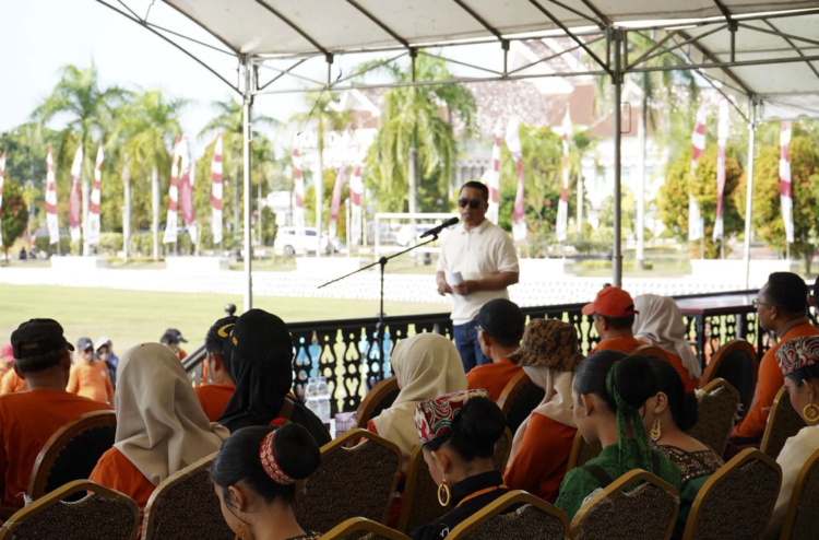 Mahyunadi Larang Sekolah Wajibkan Siswa Beli Seragam di Koperasi